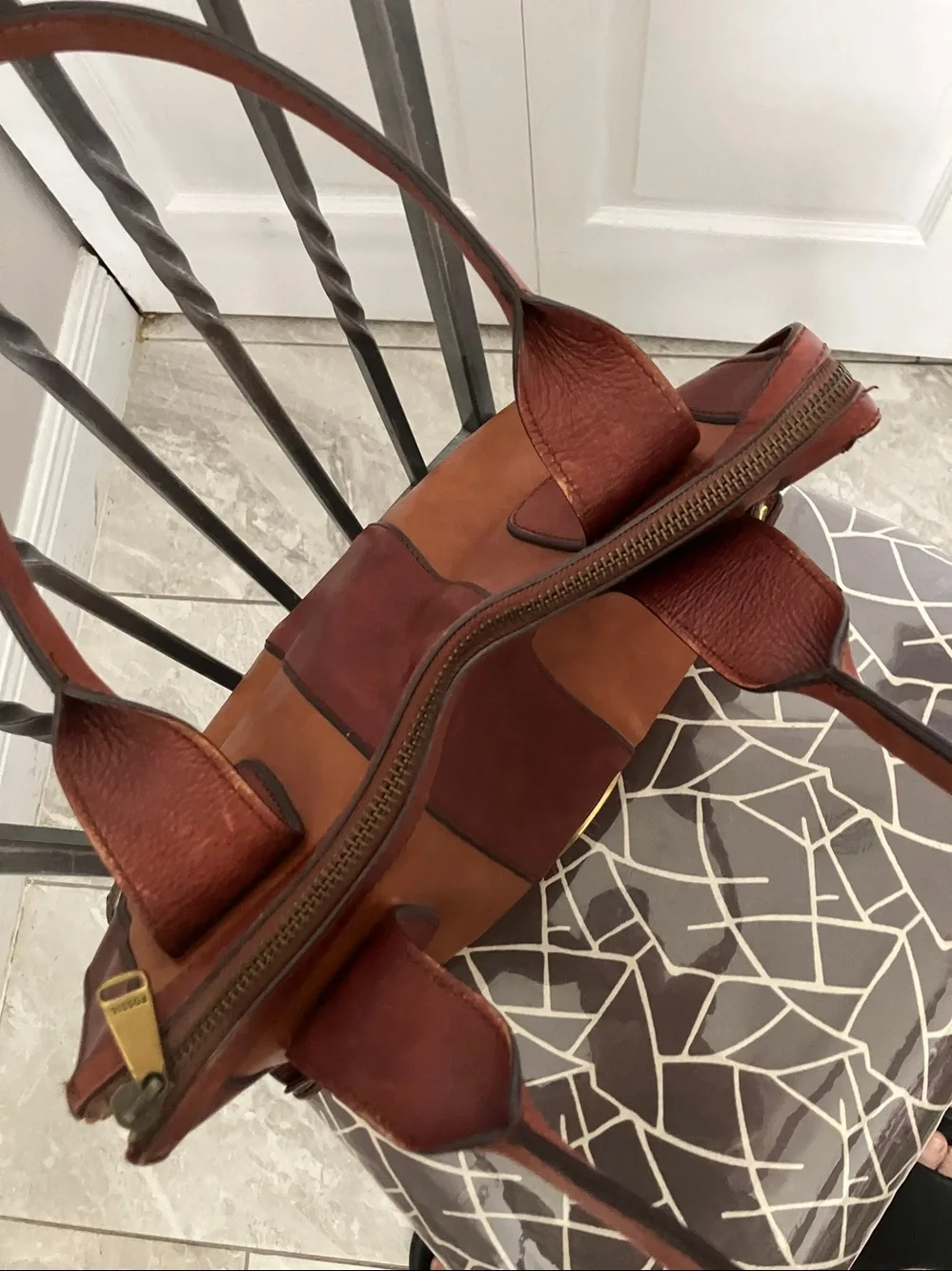 Vintage FOSSIL Women Reissue Brown leather satchel with a keyhole emblem